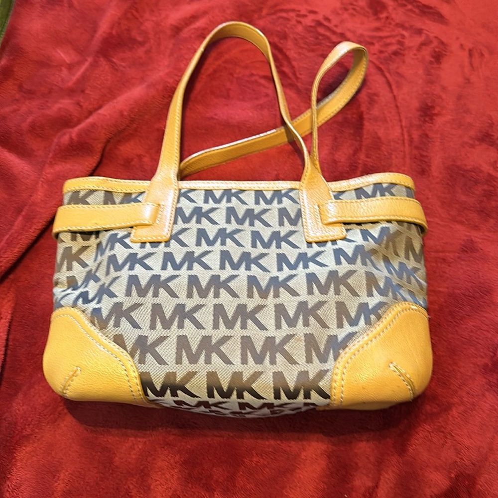 🌻 MK purse 👜 very nice, no rips no tears, no stains. 🌻